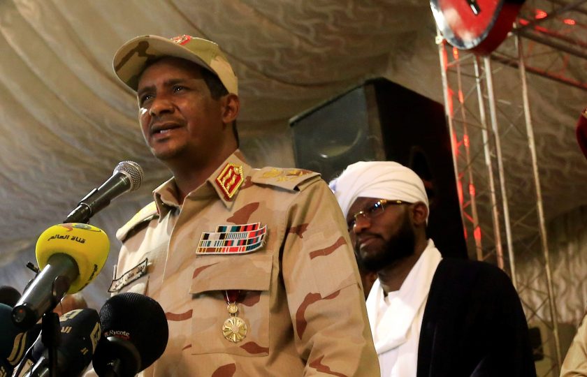الخلاف بين العسكريين والمدنيين بالسودان