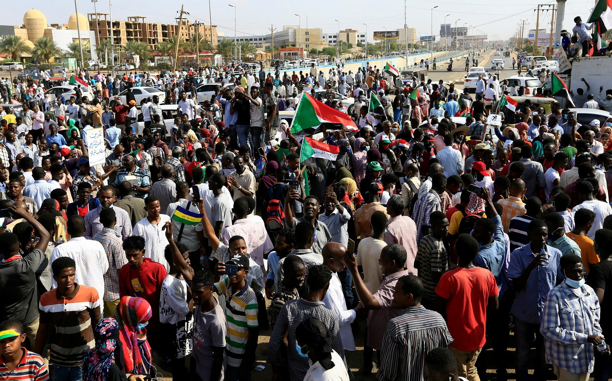 السودانيون ينزلون إلى الشوارع.. تظاهرات رافضة لاعتقال العسكر قيادات بالبلاد بينها رئيس الوزراء (فيديو)