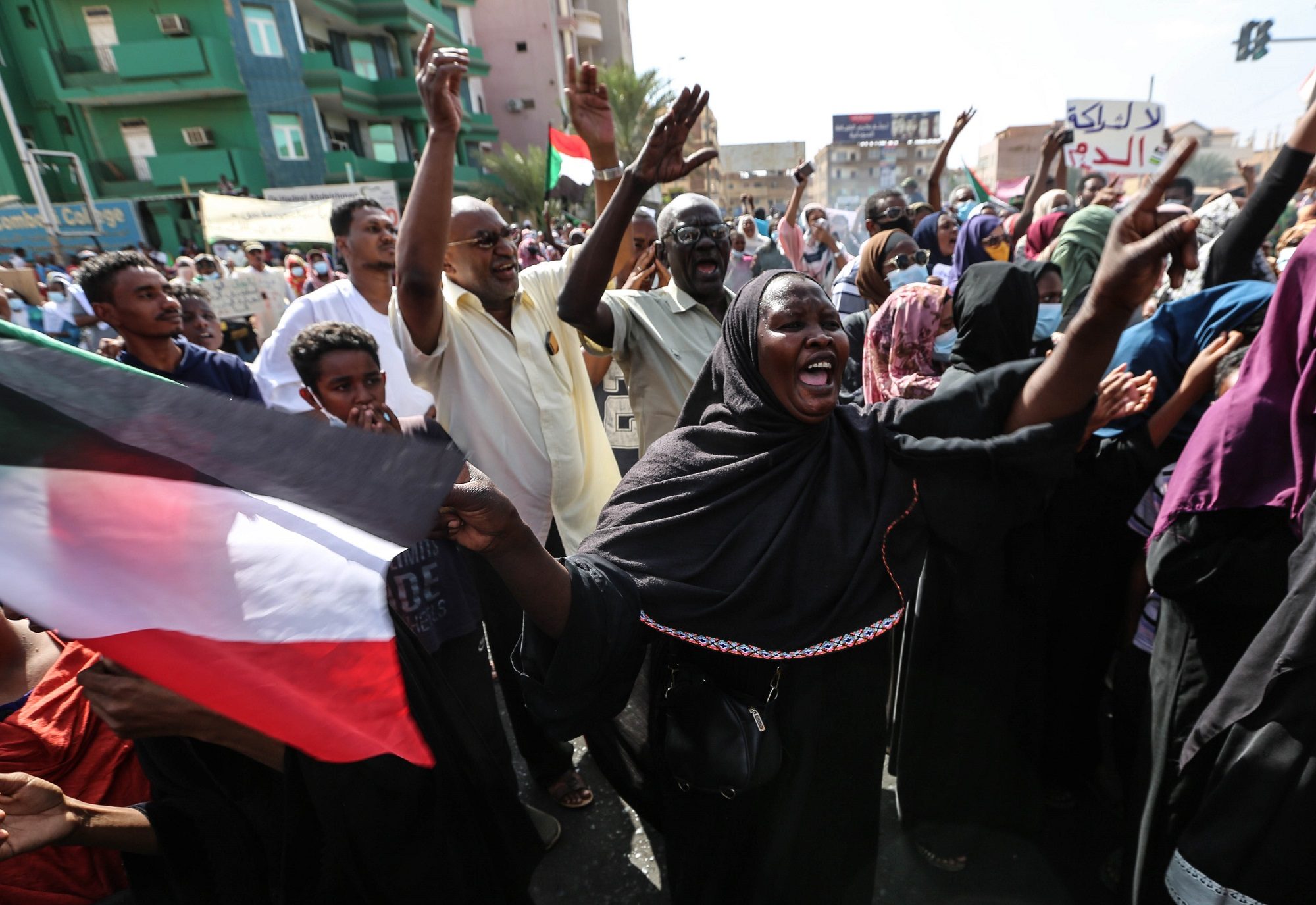 السودانيون يتظاهرون في الشوارع بالآلاف ضد “انقلاب العسكر”.. وحديث عن قتيلين بالرصاص (فيديو)