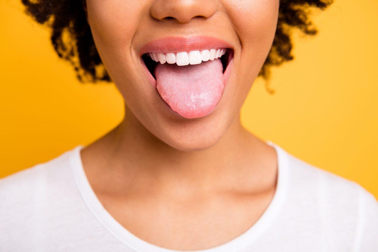 iStock/ تنظيف اللسان