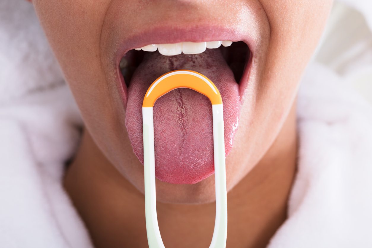 iStock/ تنظيف اللسان
