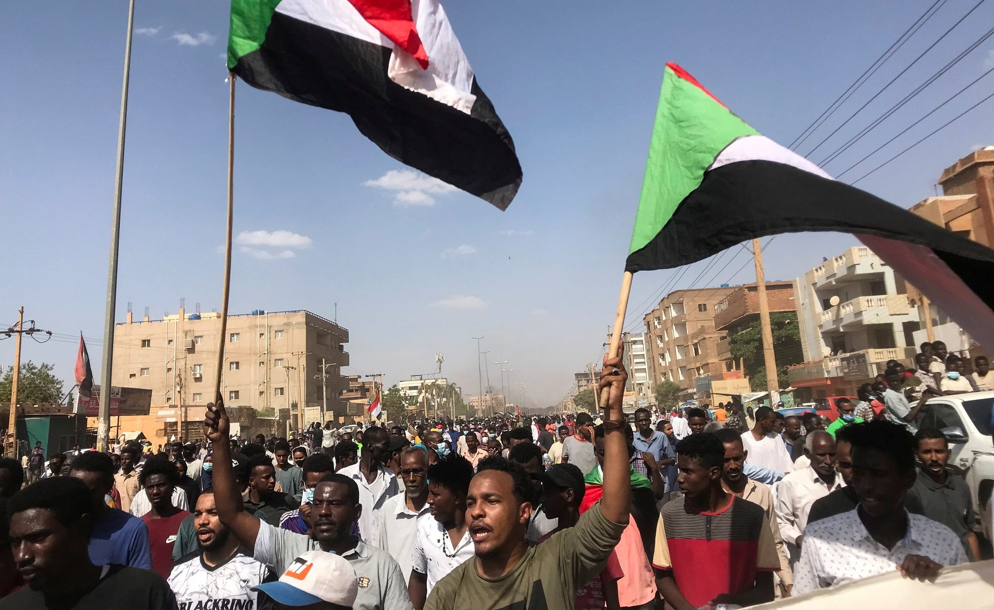 الجيش يغلق جسور الخرطوم والأمن يلاحق المتظاهرين بالشوارع الجانبية.. السودانيون يحتجون مجدداً على “إجراءات العسكر”