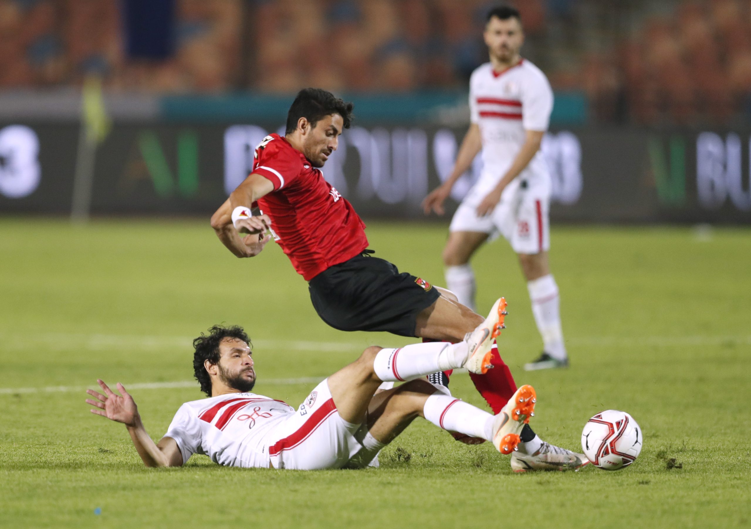 “بنحبك يا حودة”.. هل نجح جمهور الأهلي في اغتيال مدافع الزمالك معنوياً؟