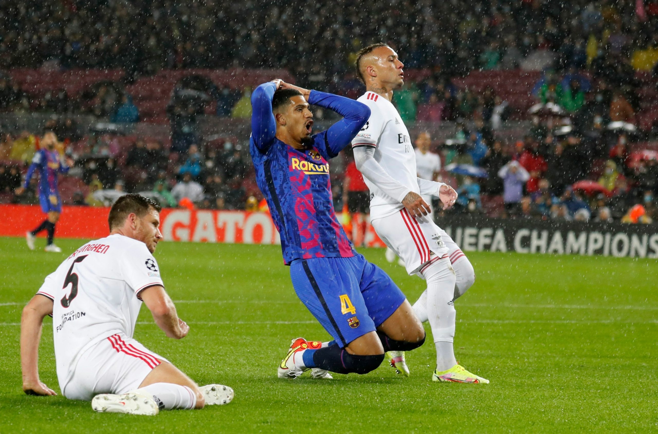 برشلونة اقترب من وداع دوري أبطال أوروبا مبكراً (رويترز)