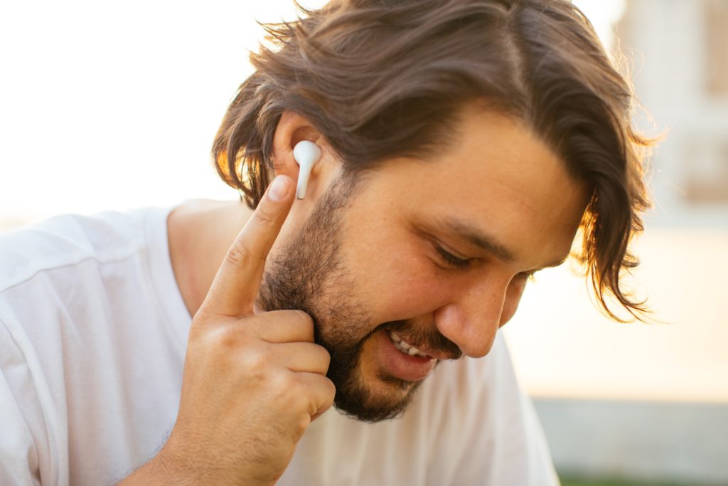 السماعات اللاسلكية AirPods