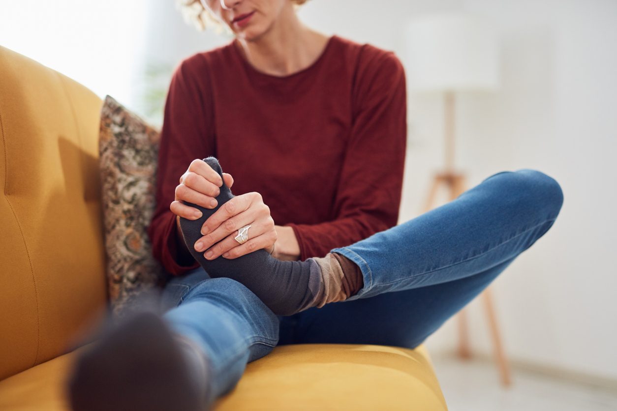 iStock/ يعتبر مرض التهاب الأعصاب مرضاً متشعباً بعض الشيء، إذ يقصد به التهاب عصب واحد أو أكثر من الأعصاب سواء الحسية أو الحركية