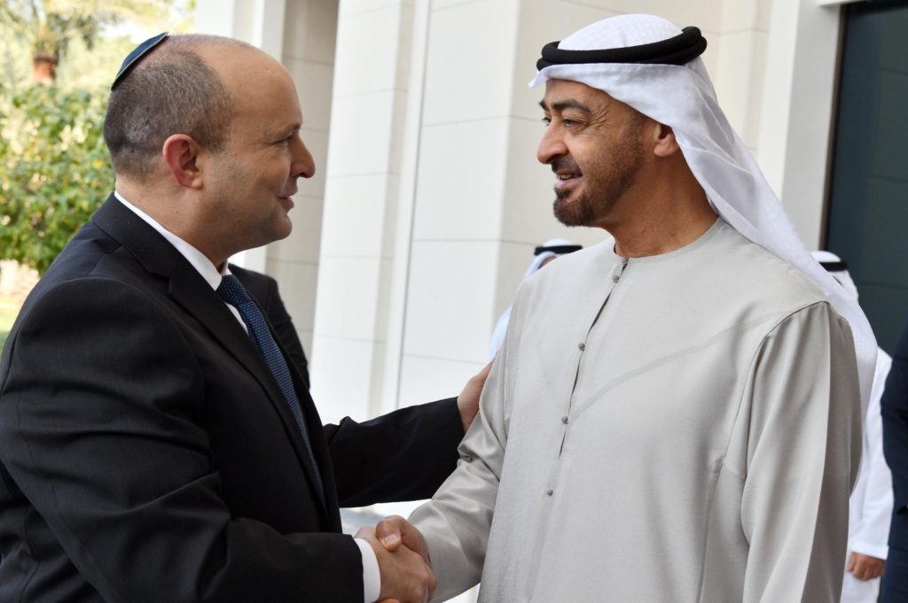 رئيس الوزراء الإسرائيلي نفتالي بينيت مصافحاً ولي عهد أبو ظبي الشيخ محمد بن زايد/ الأناضول