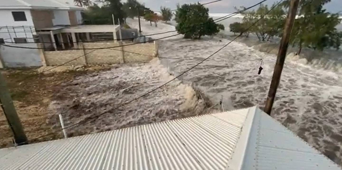 إجلاء ملك “تونغا” من قصره بسبب انفجار بركان وسط تحذيرات من “تسونامي” في المحيط الهادئ (فيديو)