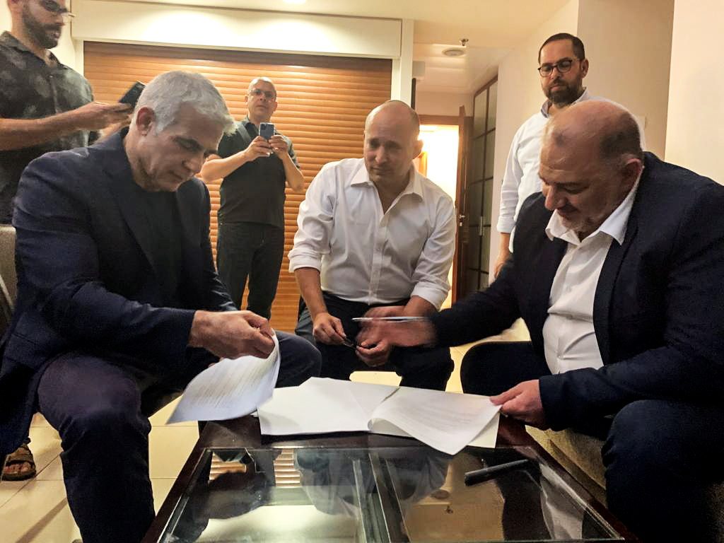 هل ينسحب منصور عباس من الحكومة الإسرائيلية بعد جريمتها بالشيخ جراح؟ مواقفه الأخيرة تقدم الإجابة