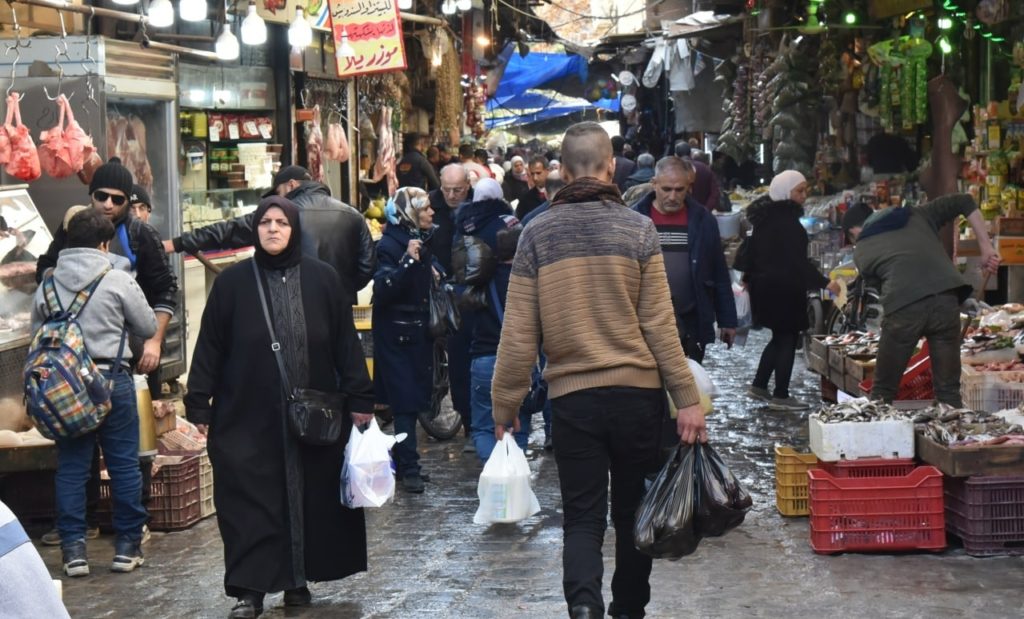 الدجاج حلم وجلودها البديل، والفلافل وجبة الأغنياء.. ماذا يأكل السوريون في دمشق اليوم؟