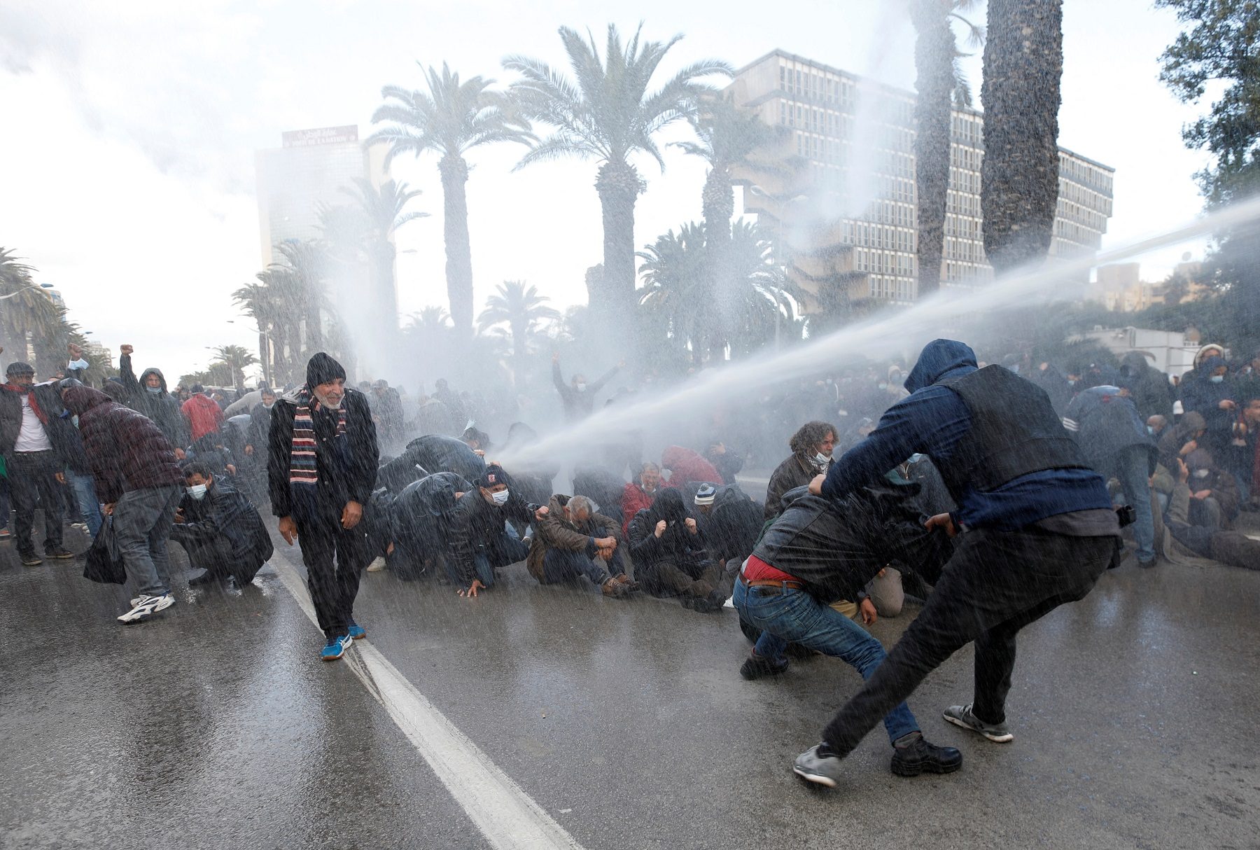 الأمن التونسي يستخدم الغاز المسيل للدموع لتفريق المتظاهرين.. ومحتجون يَصلون شارع بورقيبة “صور”