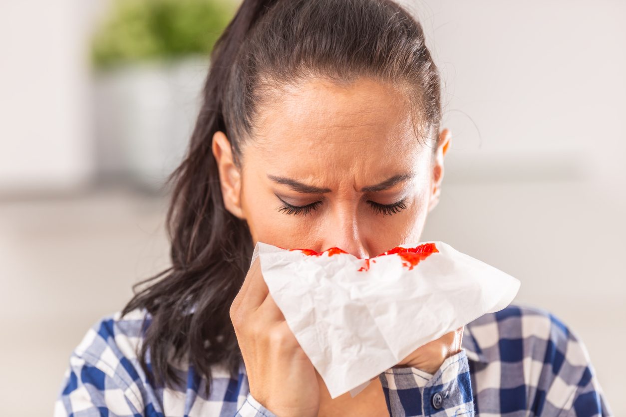 يجب الانحناء للأمام منعاً لابتلاع الدماء في المعدة - iStock