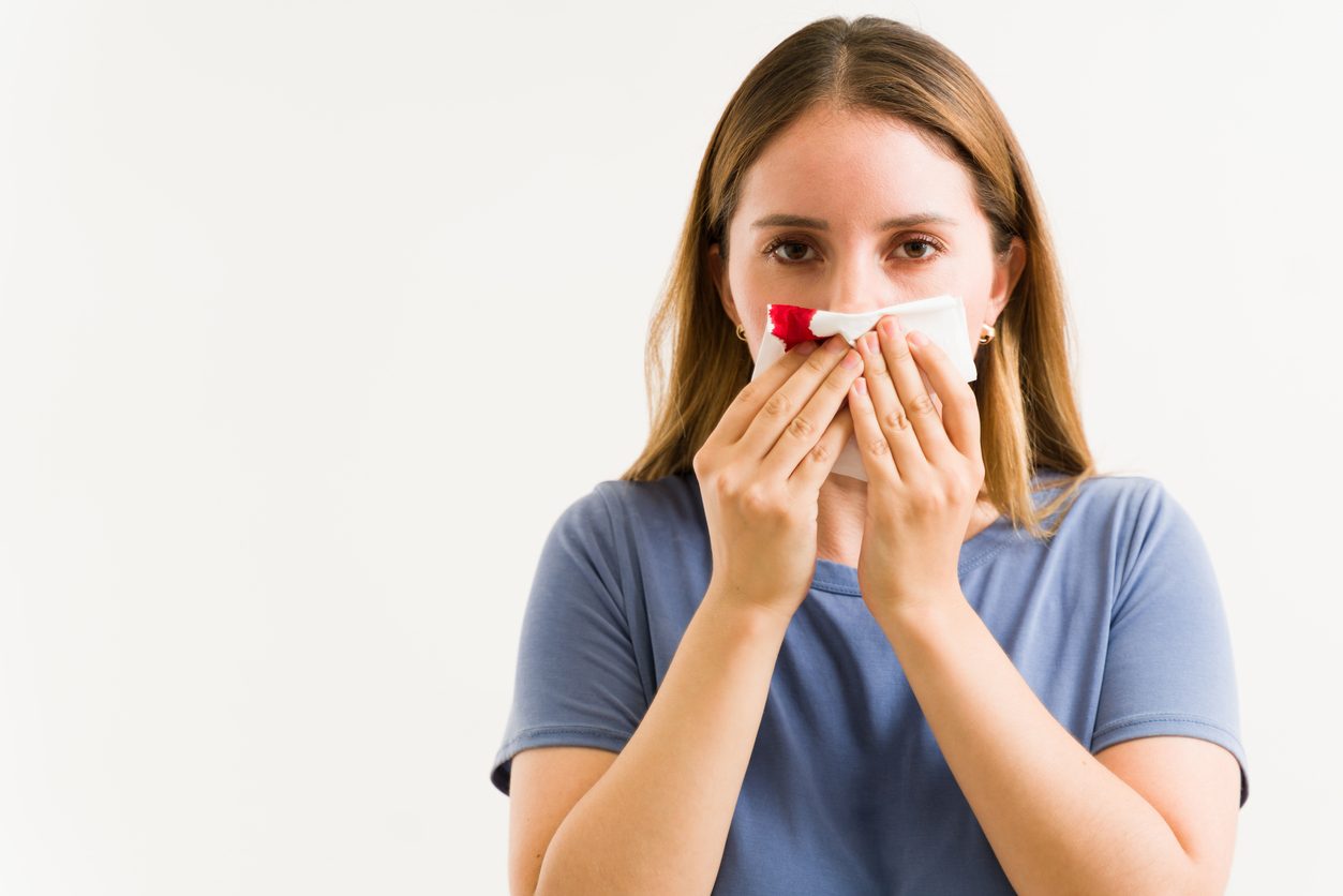 يمكن توقيف نزيف الأنف من خلال الضغط على مقدمة الأنف الرخوة - iStock