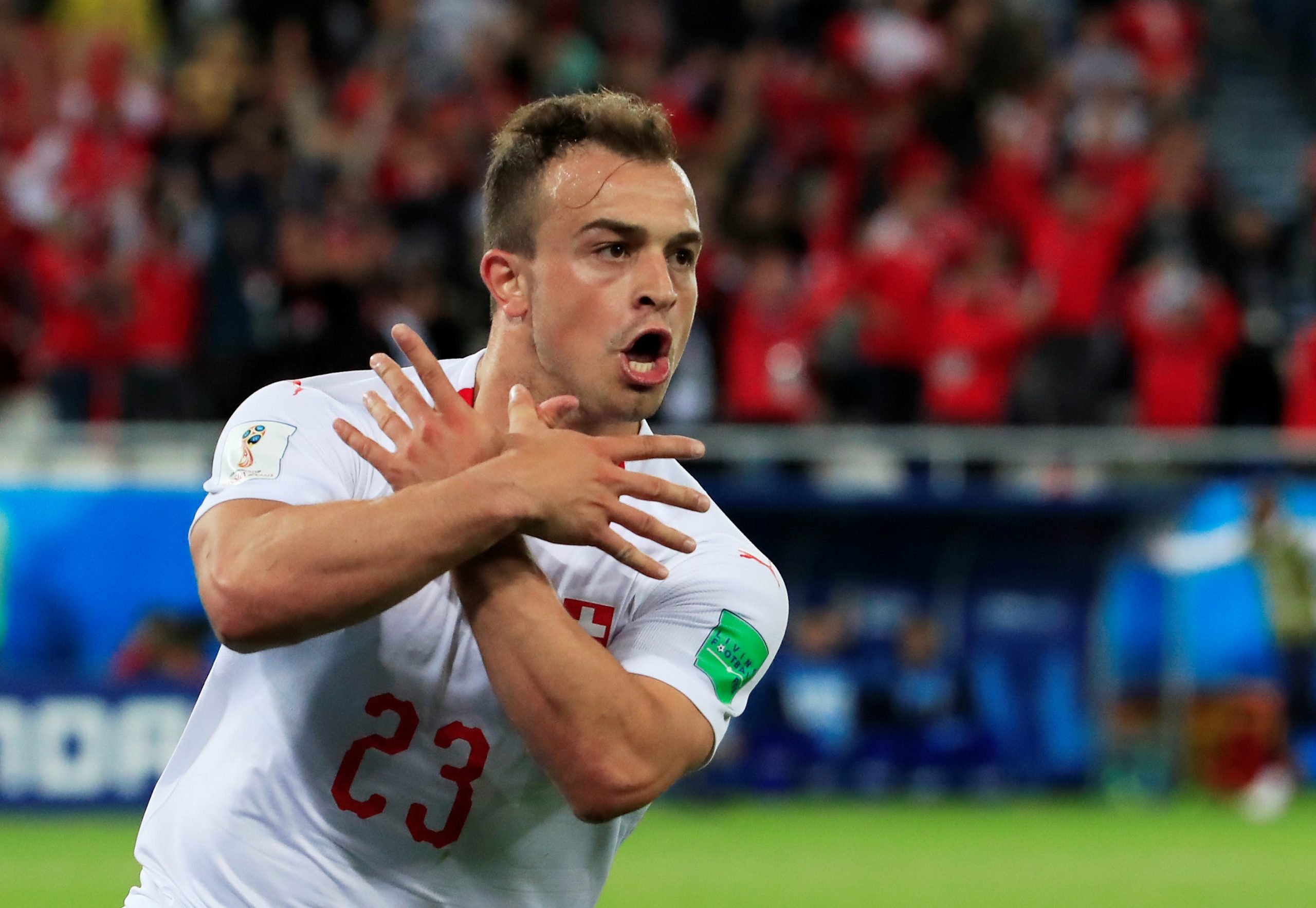 اللاعب ألباني الأصل شاكيري محتفلاً بهدفه مشيراً إلى رمز النسر خلال مشاركته في مباراة منتخبه السويسري أمام صربيا بكأس العالم روسيا 2018/ رويترز