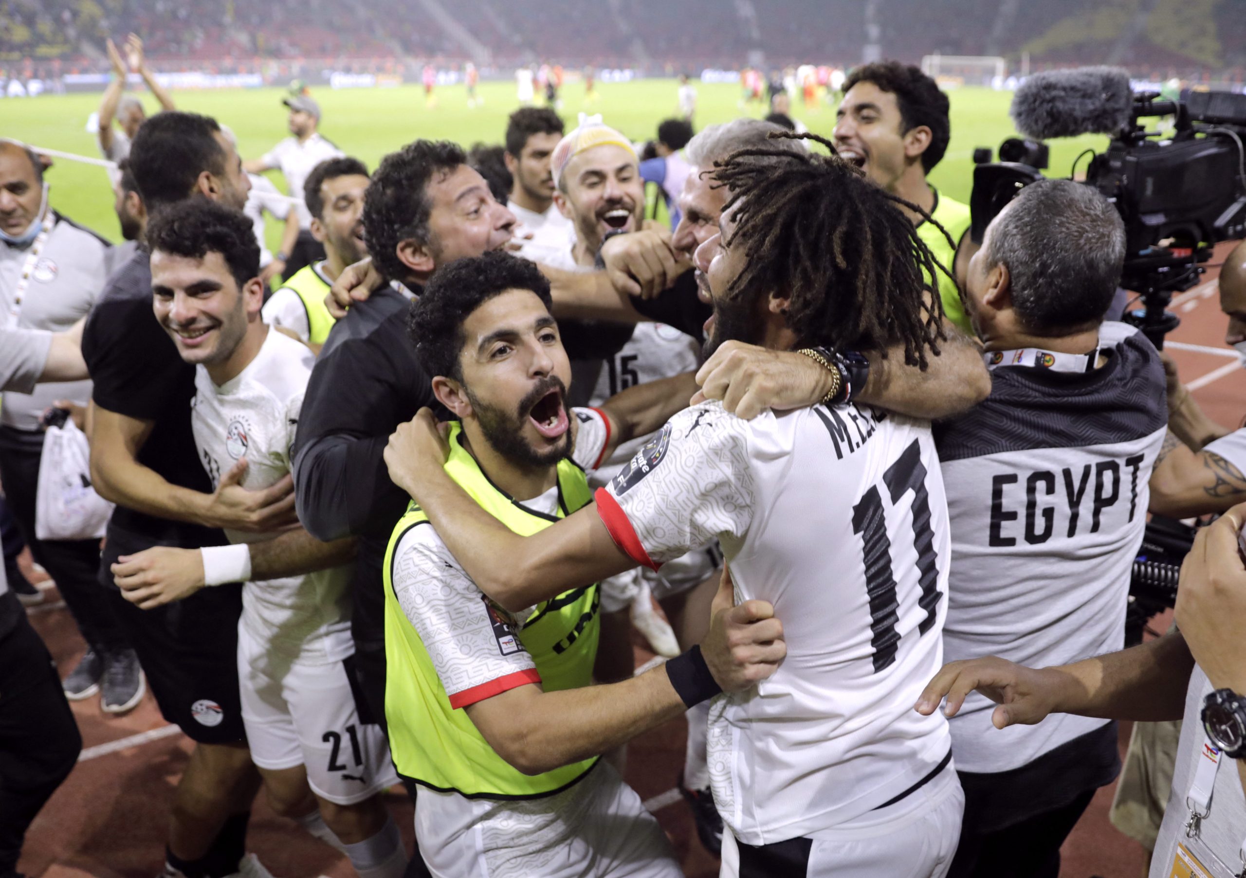 احتفال لاعبي وجهاز منتخب مصر برفقة المدير الفني كارلوس كيروش بالتأهل لنهائي أمم إفريقيا/ رويترز