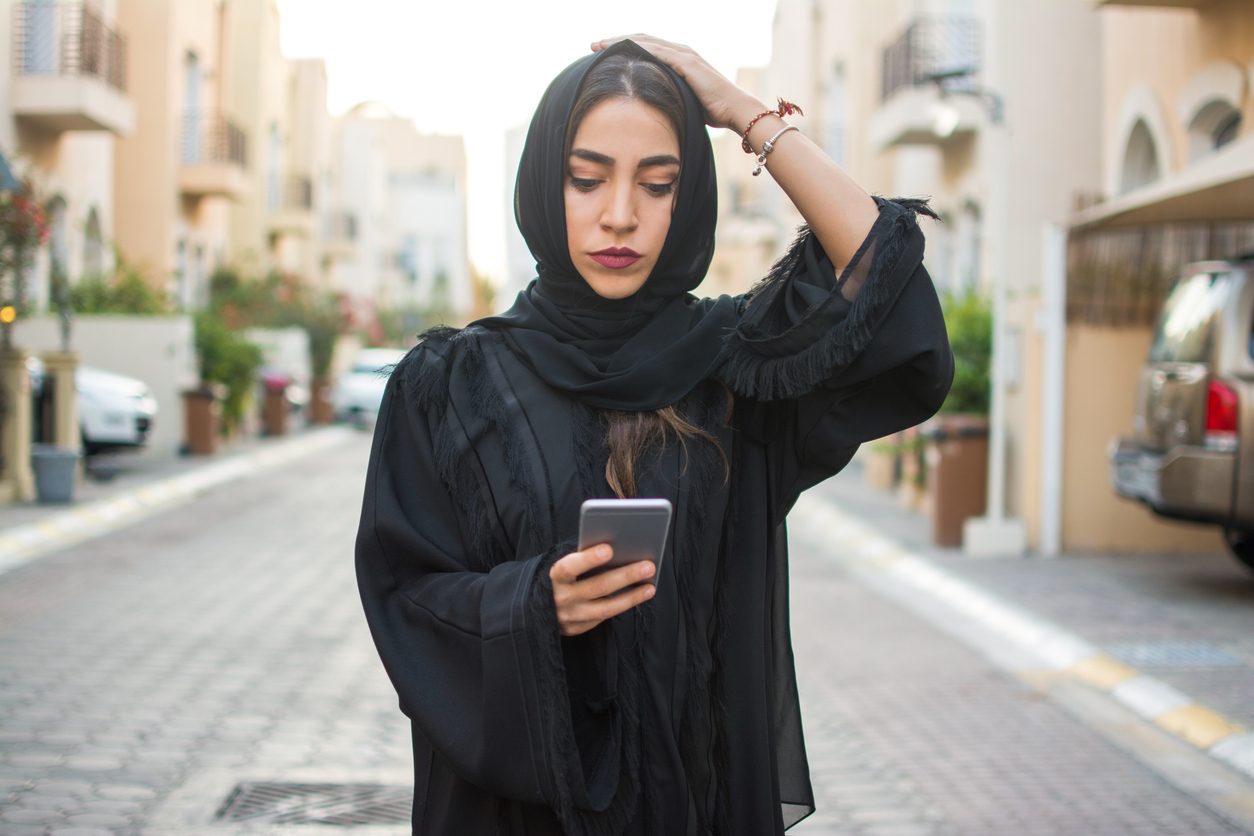 نتاجر بالموت ونصطنع الحزن بالتعليقات و”أحزنني”.. هكذا يتحول العرب إلى “حانوتية”