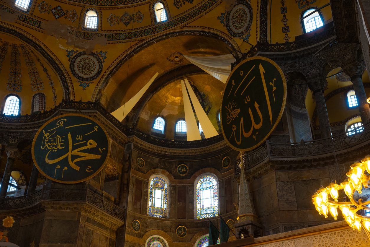 جامع أيا صوفيا مزخرفاً بلفظ الجلالة واسم النبي محمد صلى الله عليه وسلم/ Istock الحب، رسول