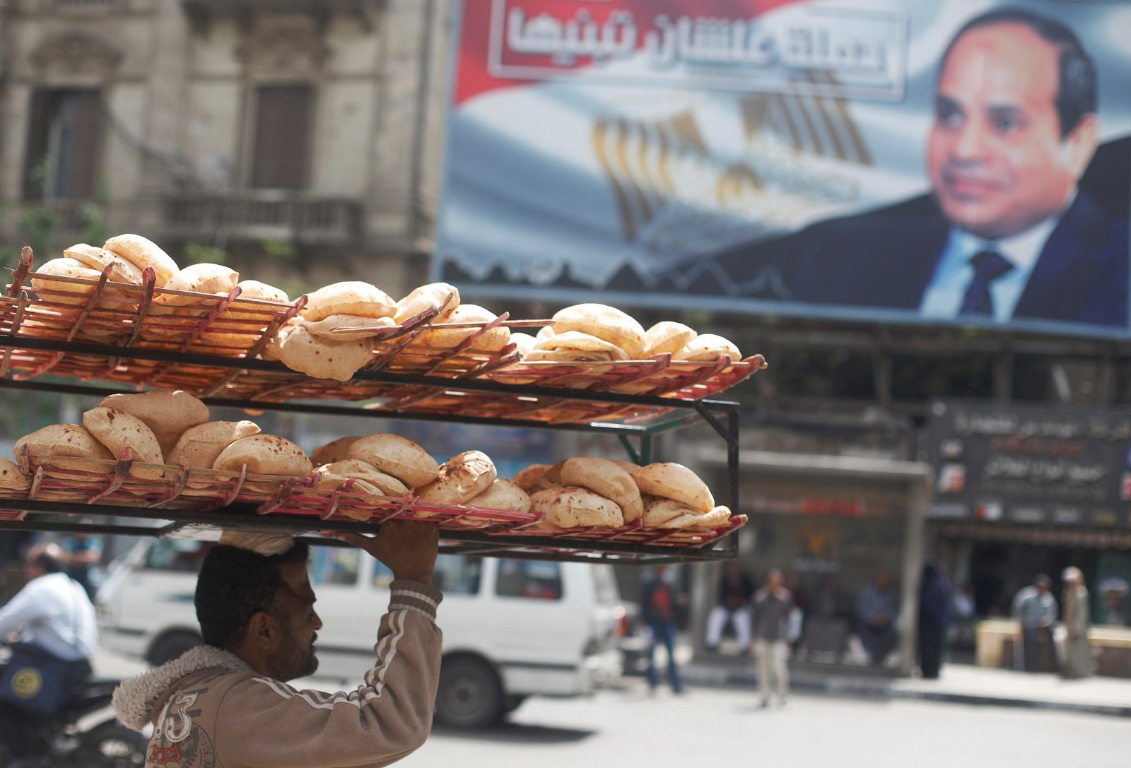 الحرب الأوكرانية الروسية تؤثر على سعر خبز العيش في مصر - رويترز