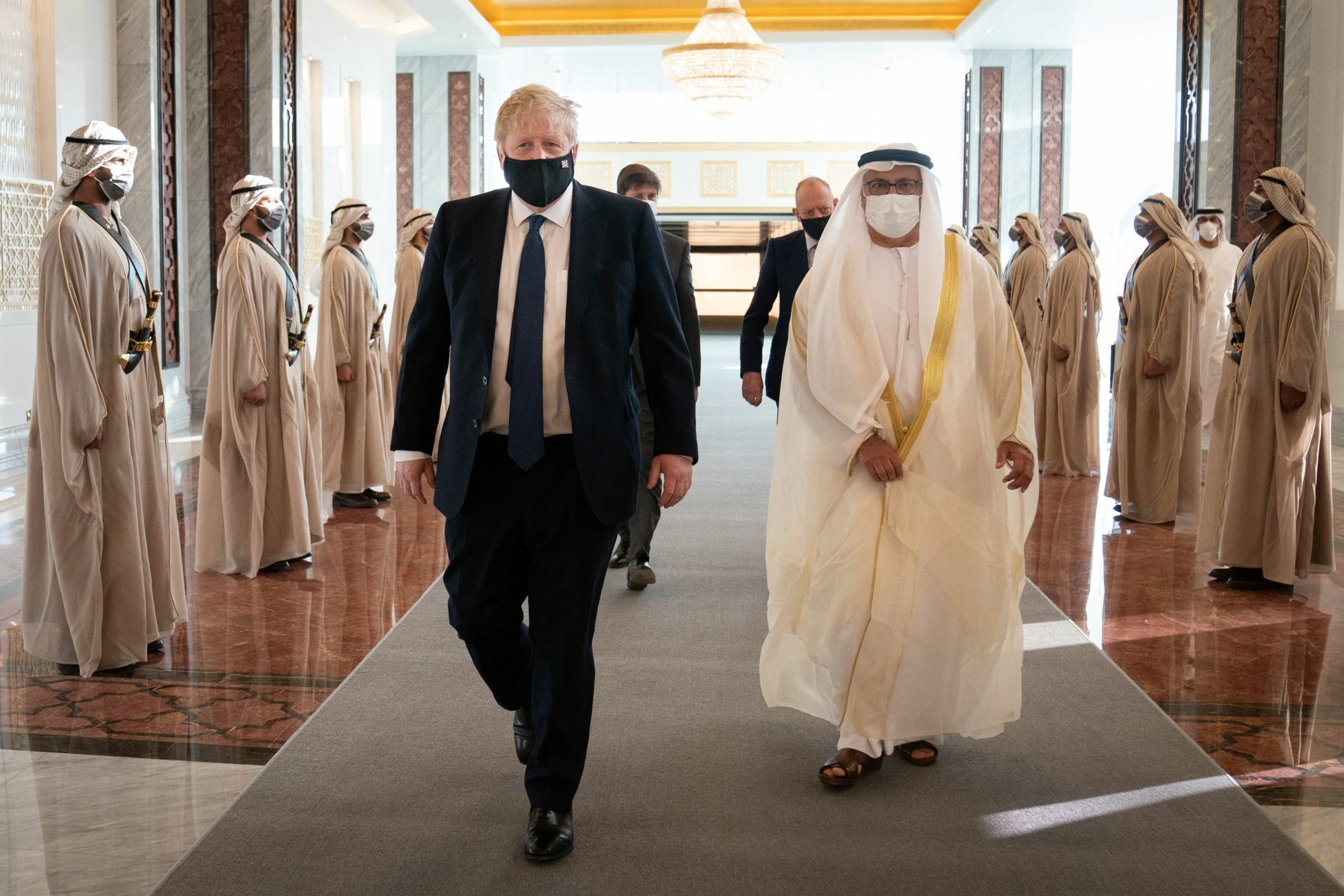 جونسون بالخليج للضغط على السعودية والإمارات.. تحرُّك بريطاني لخفض أسعار النفط و”إدانة بوتين”