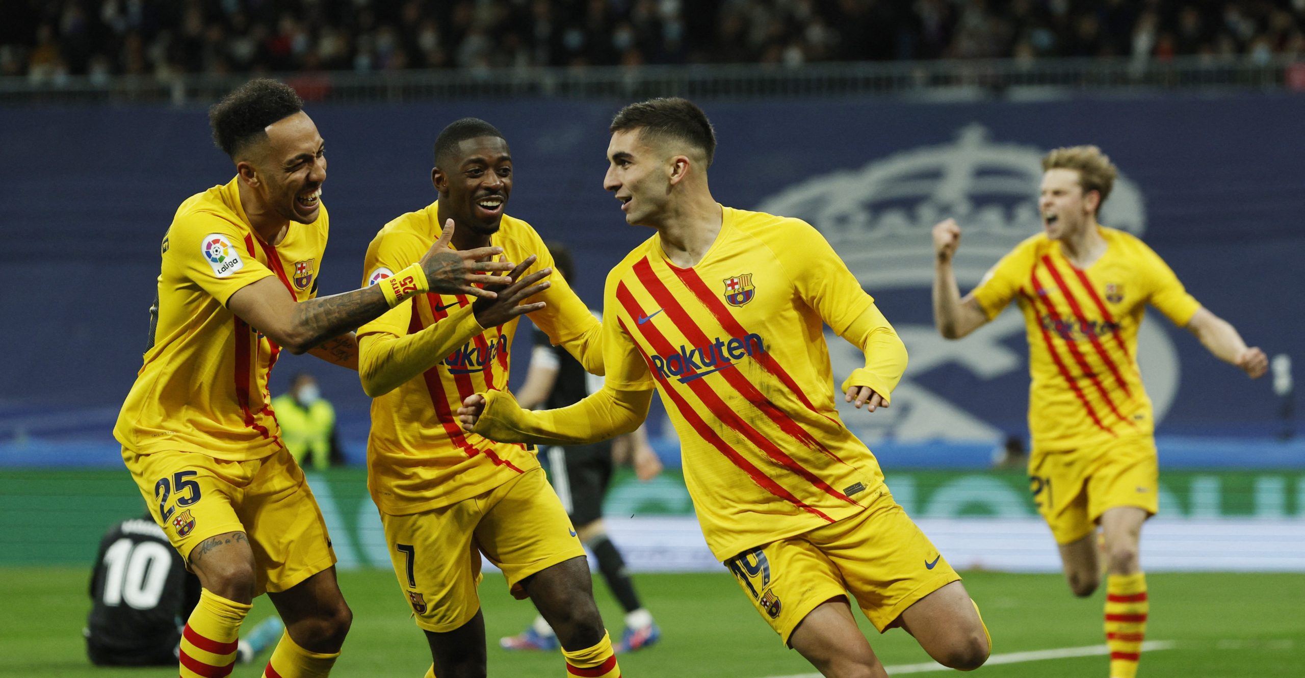 ثلاثي برشلونة توريس وأوباميانغ وديمبلي تألقوا خلال الكلاسيكو (رويترز)