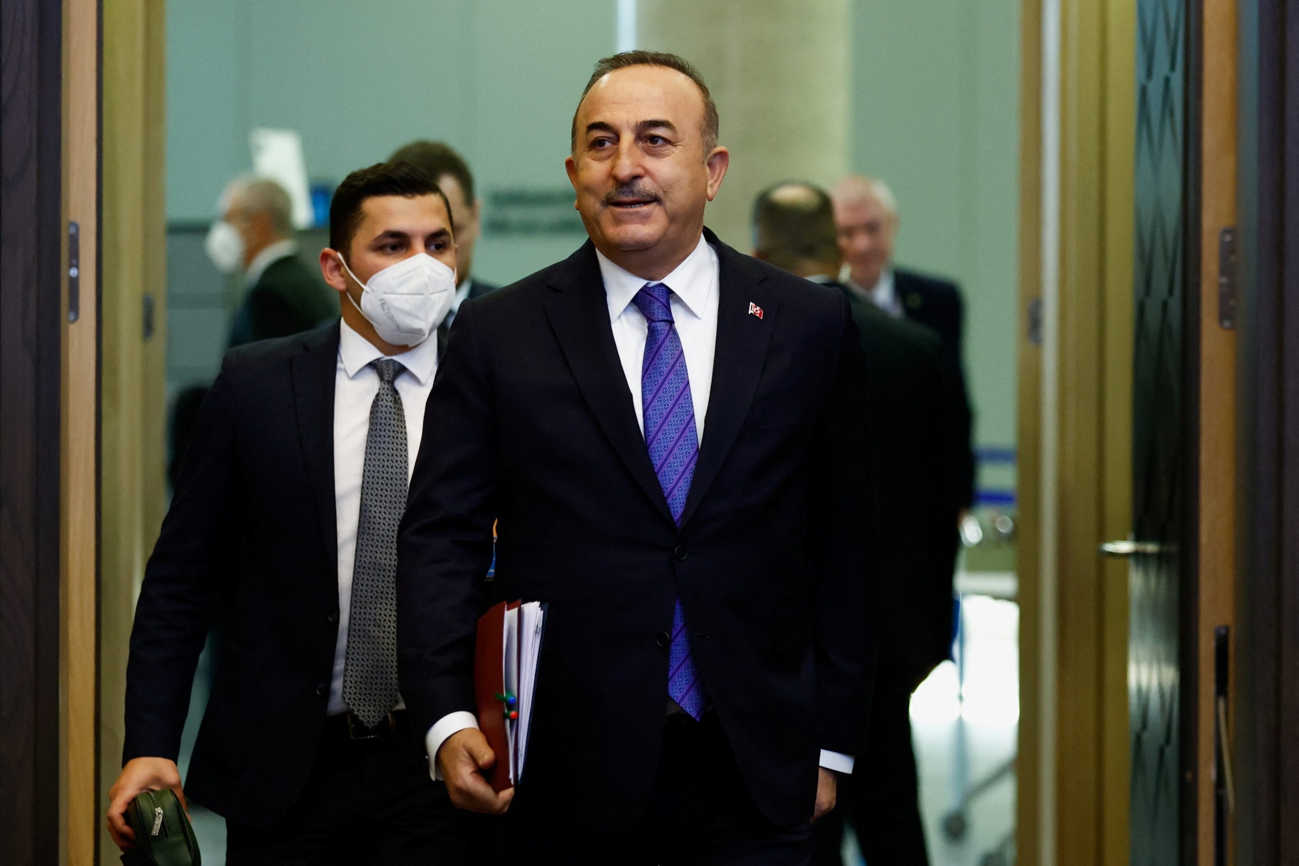 وزير الخارجية التركي مولود تشاووش أوغلو في قمة الناتو ببروكسل بخصوص الحرب الروسية في أوكرانيا/ رويترز
