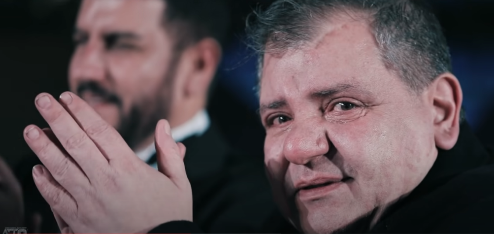 والد شام، أيمن الذهبي، متأثراً خلال حفل زفاف ابنته