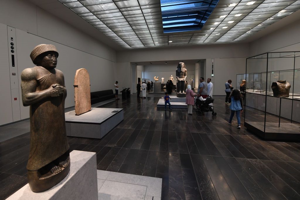 آثار مصر اللوفر أبوظبي الإمارات لبناني تهريب