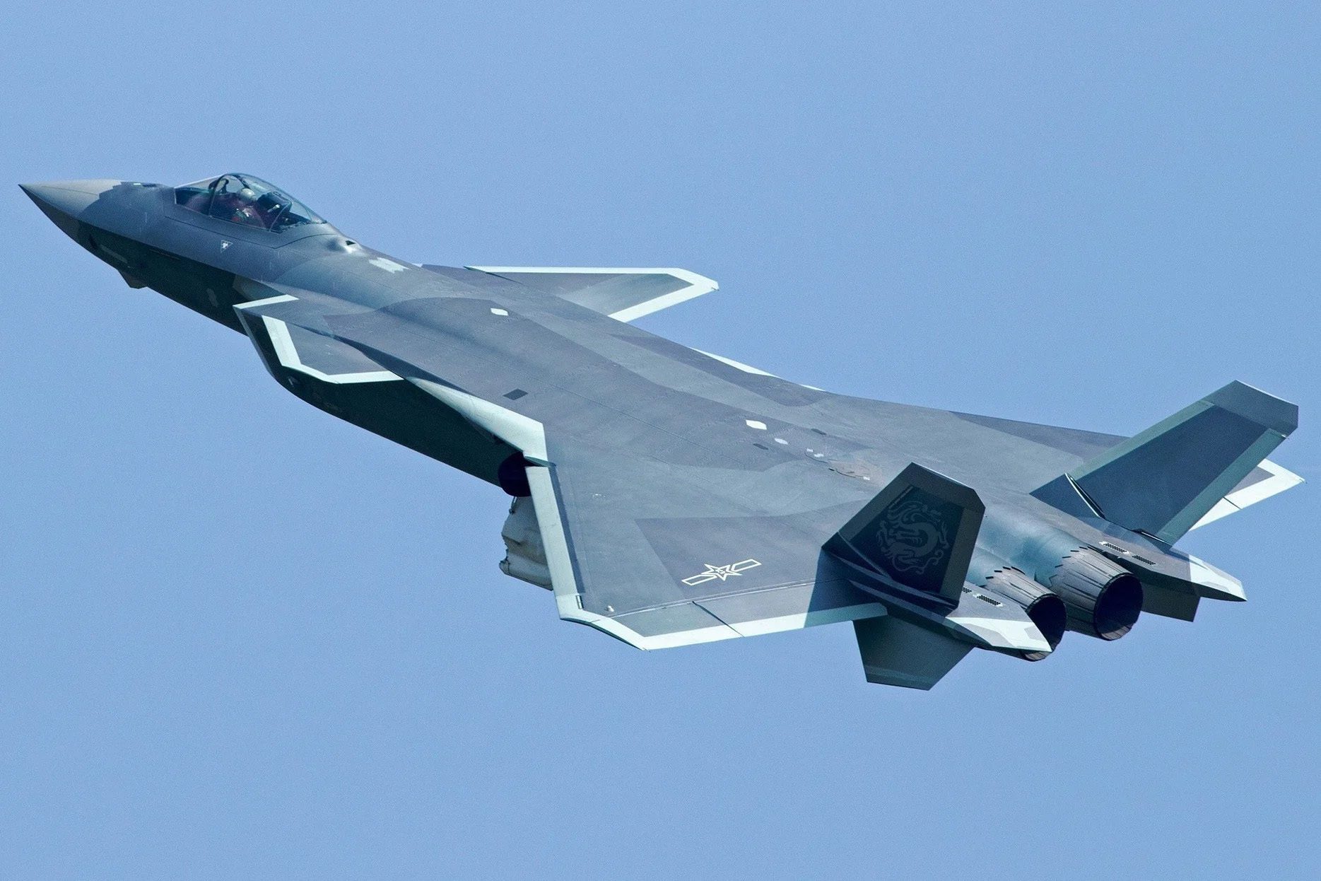 ما هي طائرة “التنين الجبار” J-20 الشبحية الصينية، وهل يمكنها التفوق على F-35 الأمريكية؟