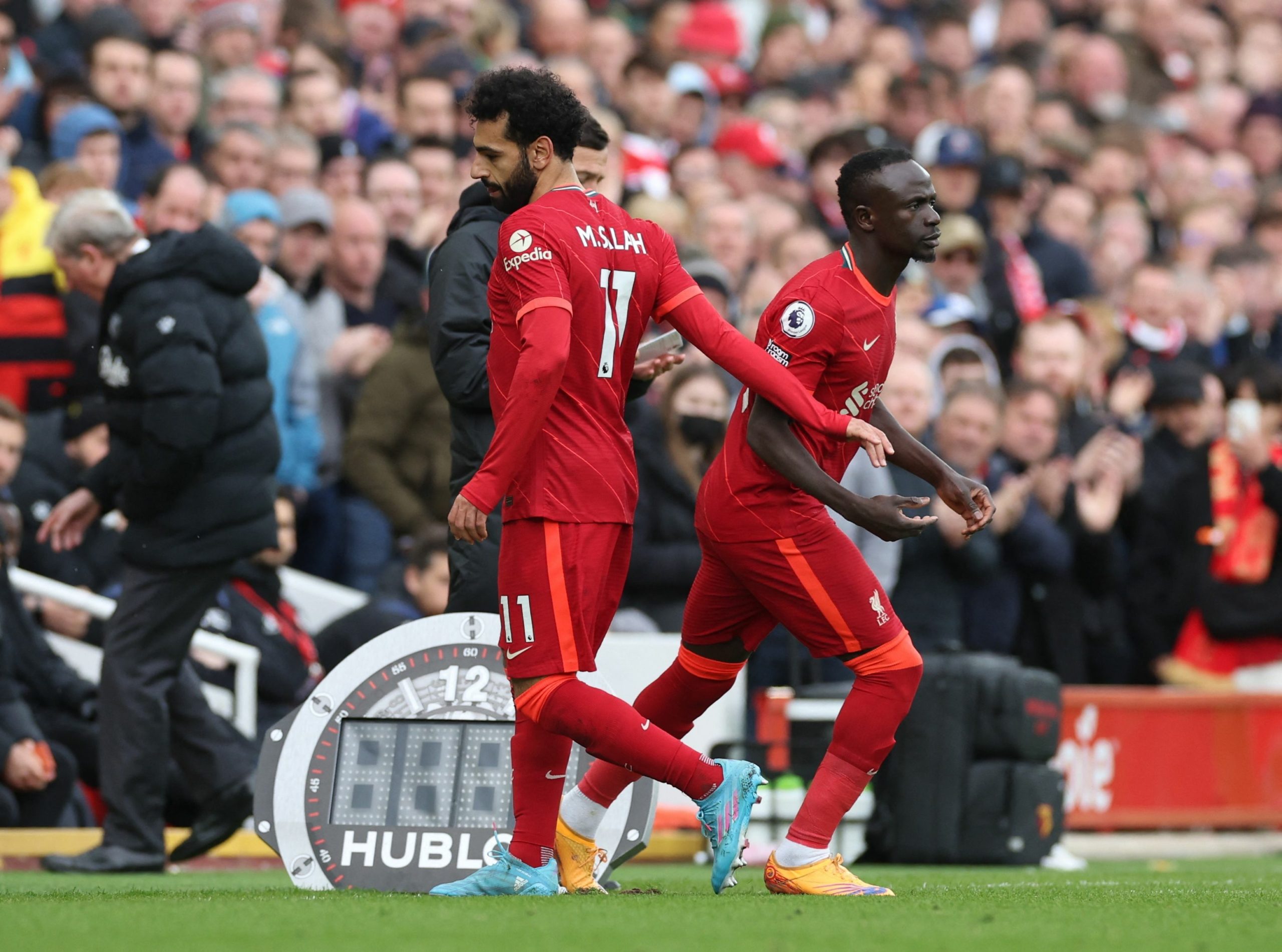 صلاح وماني خلال مباراة ليفربول وواتفورد (رويترز)