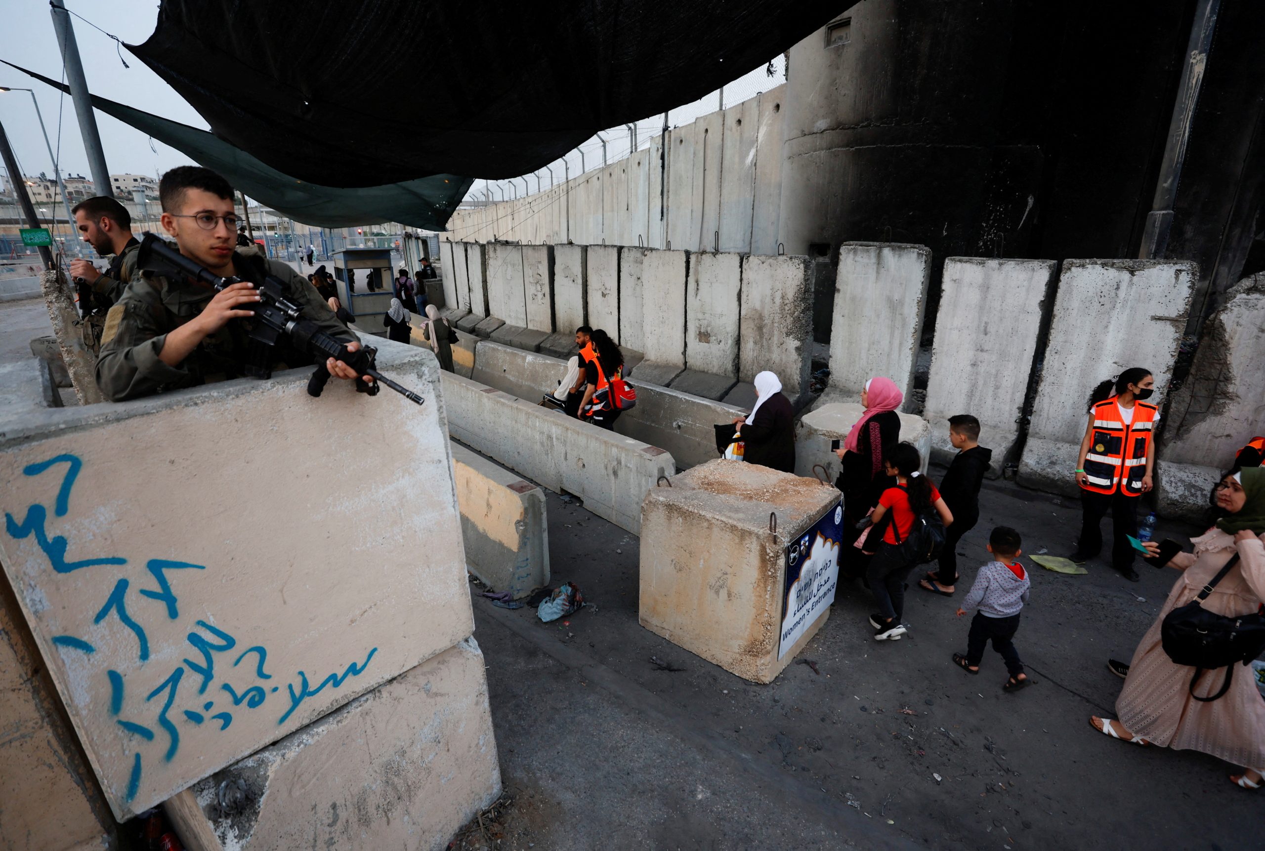 الفلسطينيون يتوافدون إلى المسجد الأقصى منذ صباح اليوم الجمعة/رويترز