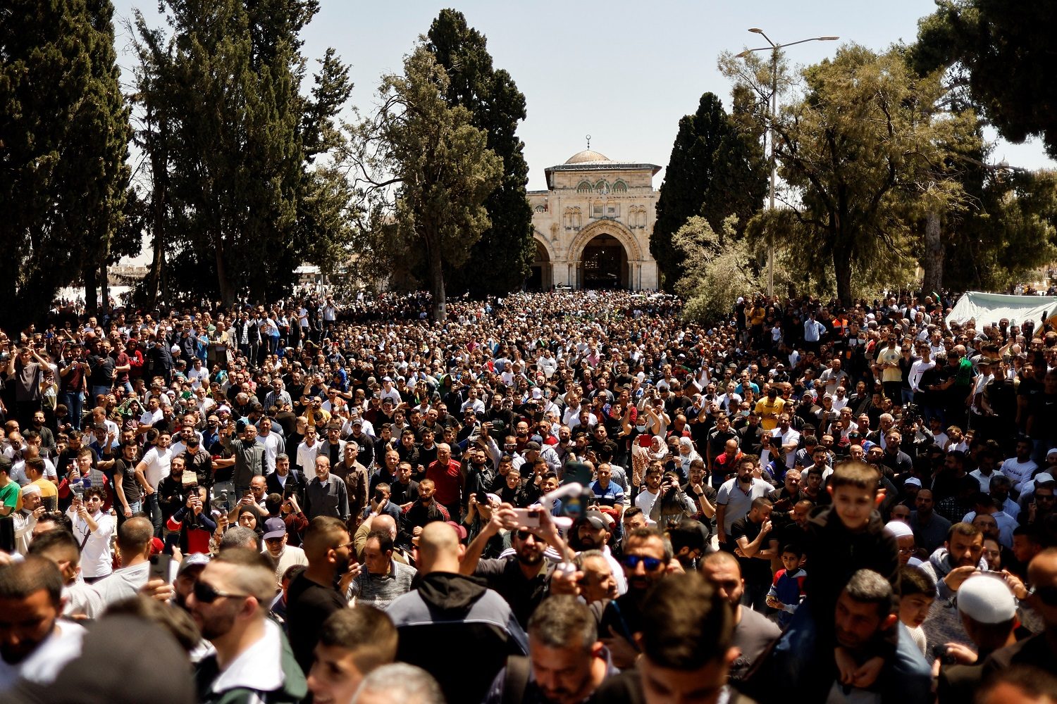 60 ألف مصل أدوا صلاة الجمعة بالمسجد الأقصى رغم التشديدات الإسرائيلية.. وإدانات لقمع المصلين فجراً