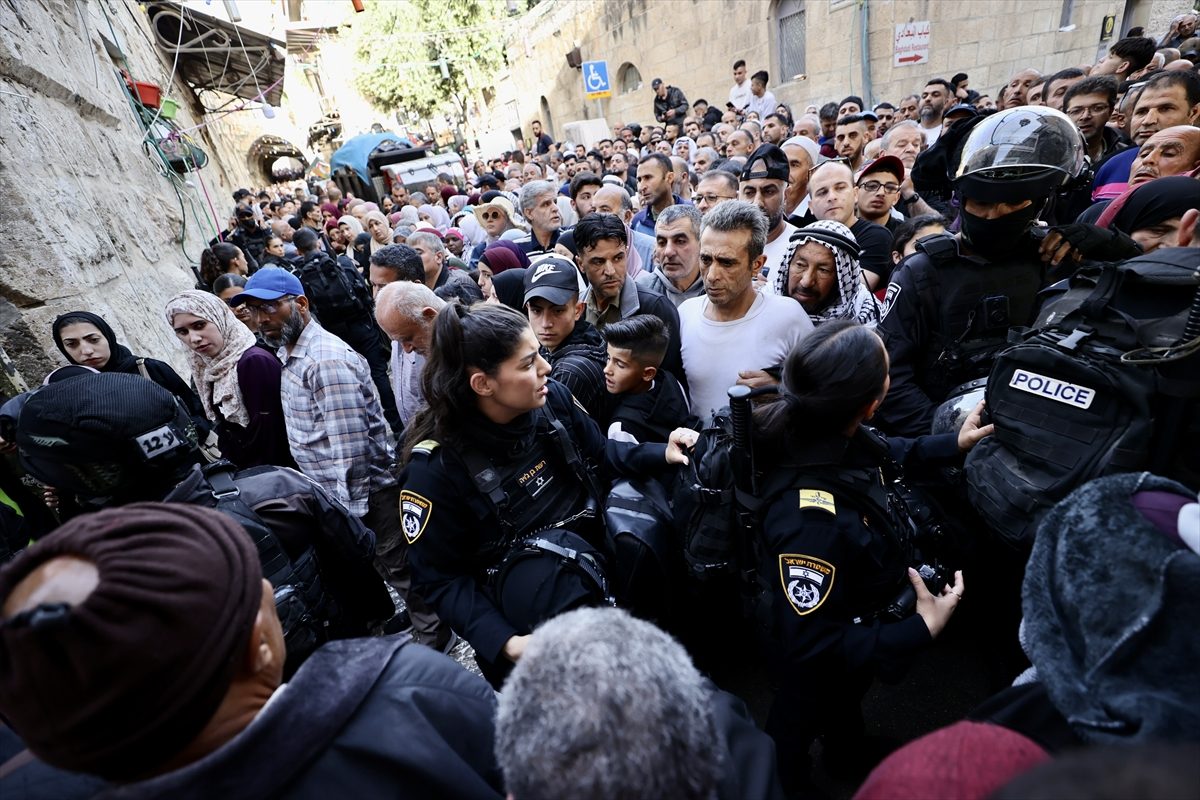 الاحتلال يُصعد في الجمعة الأخيرة من رمضان في الأقصى.. أطلق الرصاص ومنع المصلين من دخول المسجد