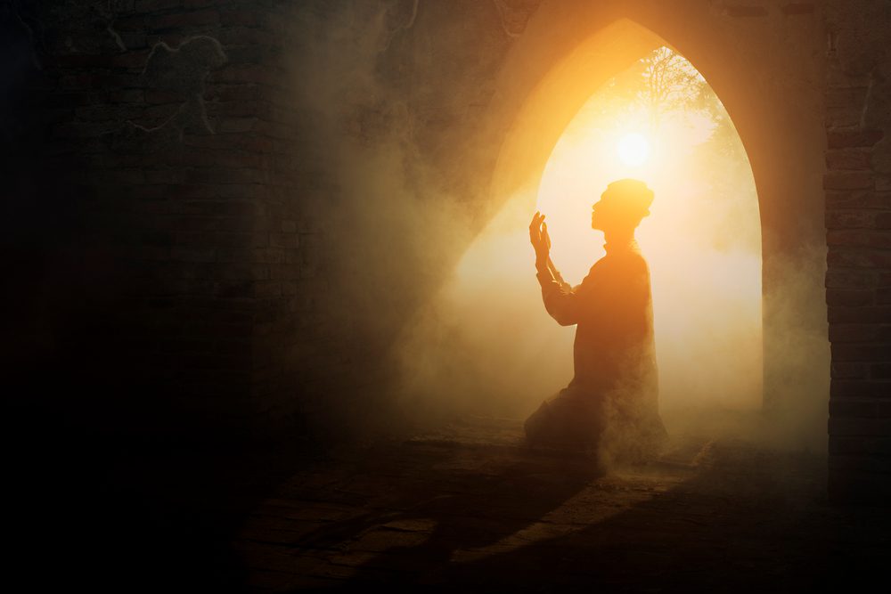 العبادة في رمضان/ shutterstock