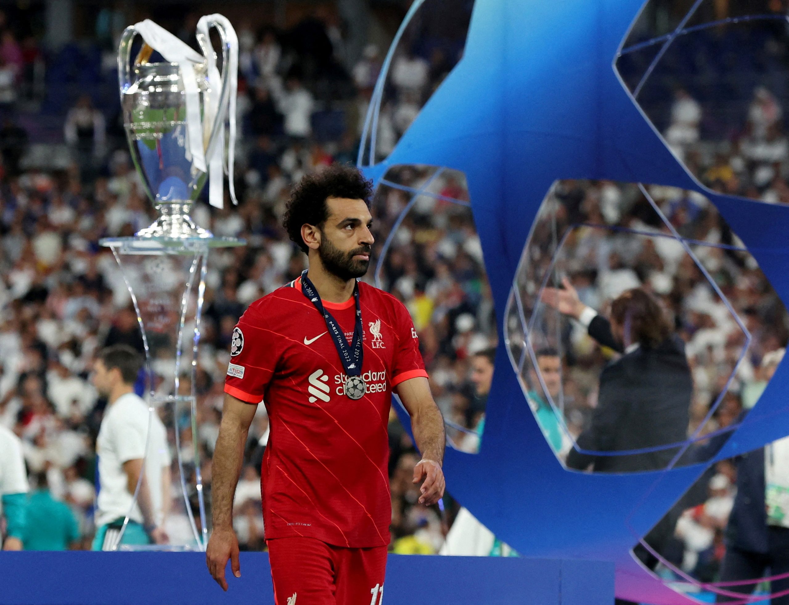 جماهير مصرية تردد هتاف "واحد اتنين.. محمد صلاح فين!" (رويترز)