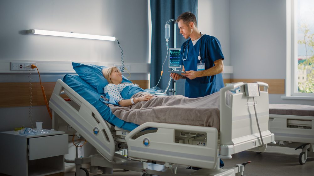 من الضروري اتباع نصائح الطبيب والالتزام بما يقرر للمريض - ShutterStock