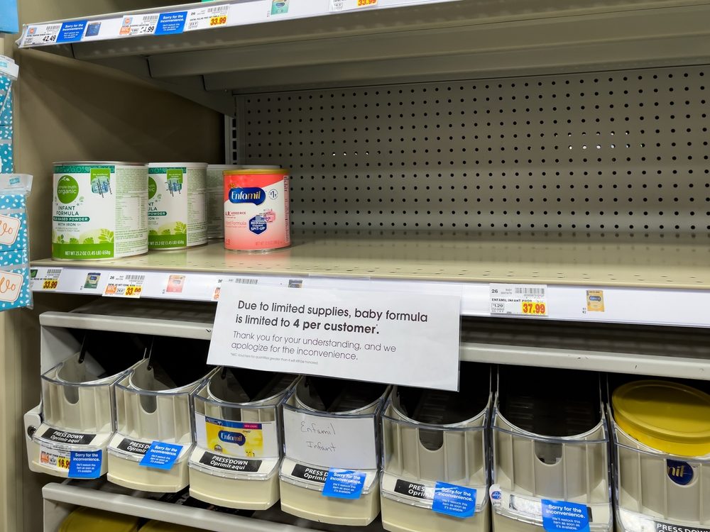 مع أزمة شح في أمريكا وتحذير من محاولات صناعته منزلياً.. ما هي مكونات الحليب الصناعي؟