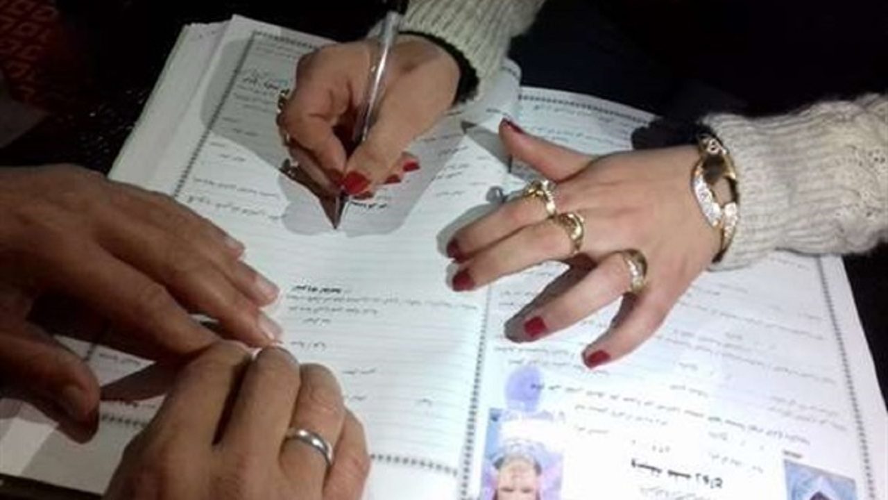 عروس مصرية تثير الجدل بشروطها التي طالبت بها زوجها.. رفضت توقيع عقد الزواج قبل موافقته “فيديو”