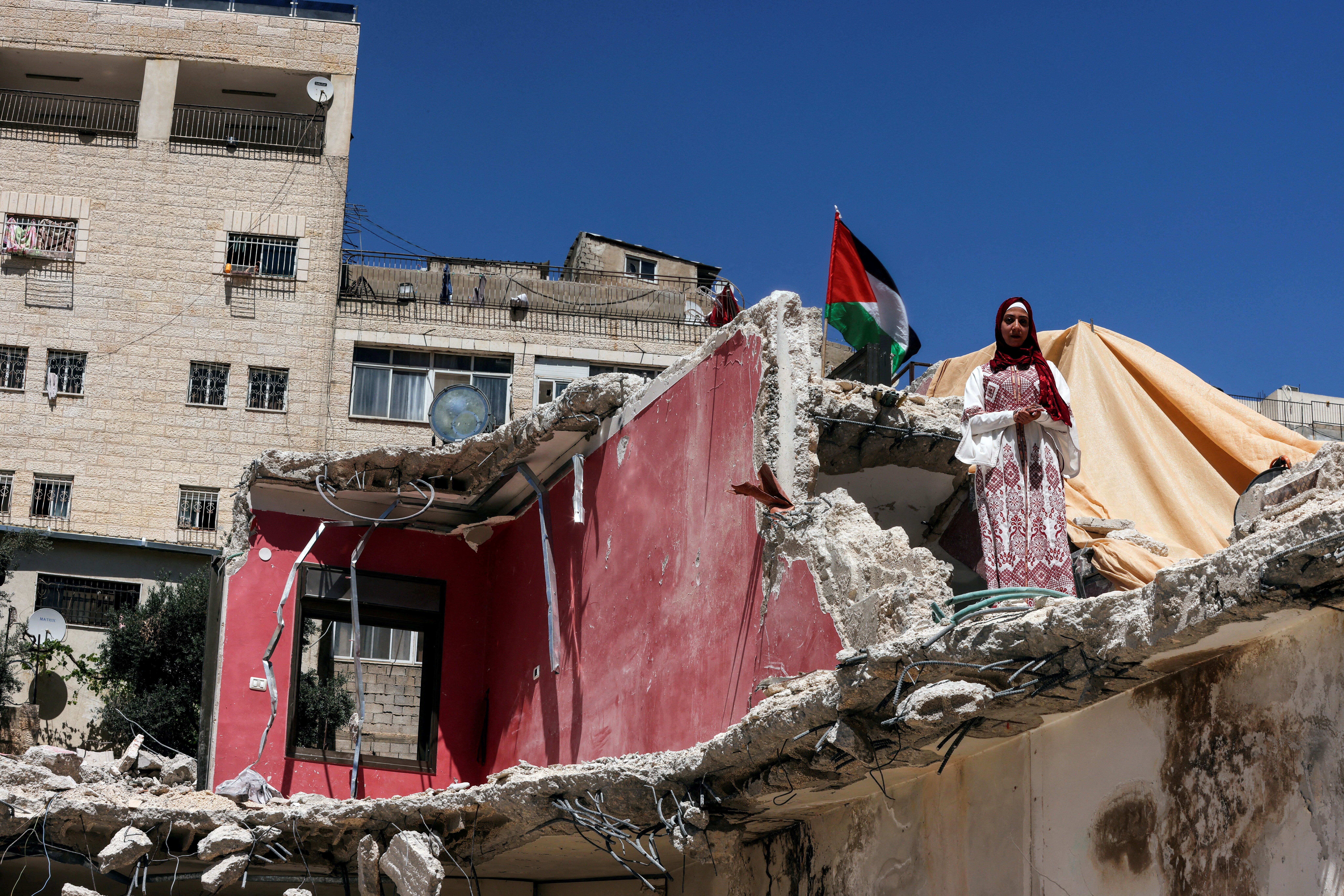عُرس على الأنقاض.. فلسطينية تتمسك بالاحتفال بزفافها فوق منزلها الذي هدمته قوات الاحتلال