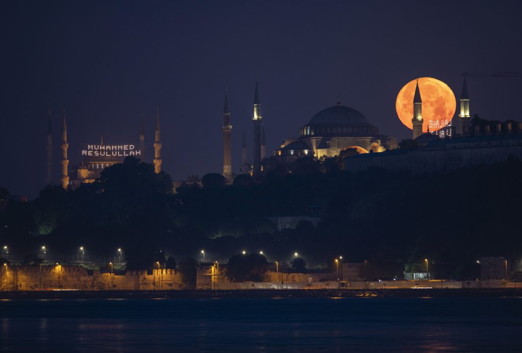 القمر العملاق في سماء إسطنبول/ getty images