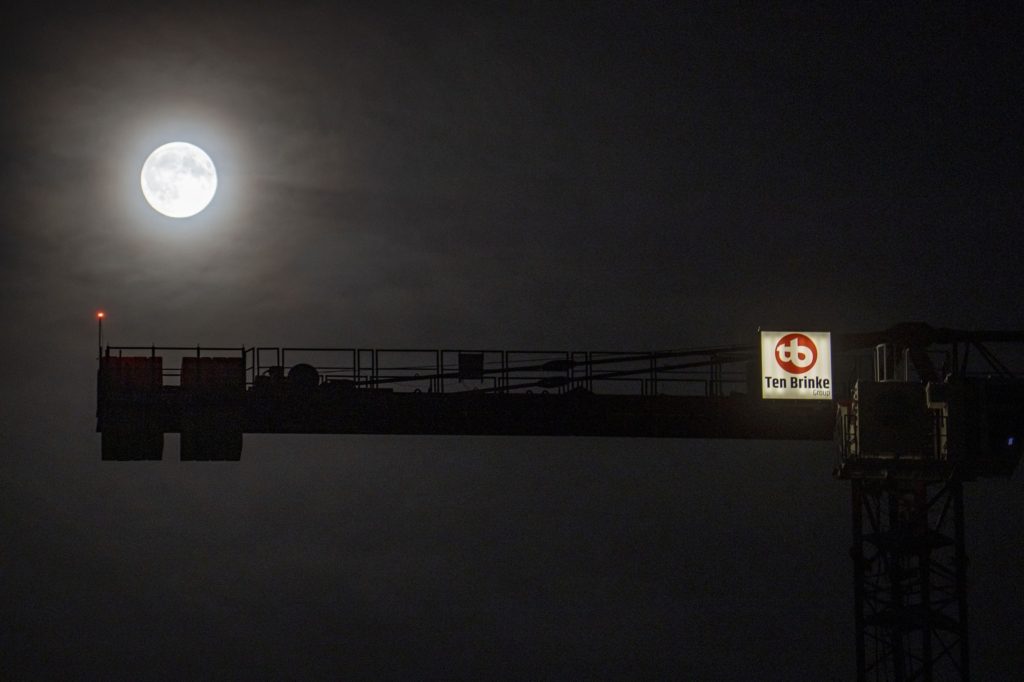 القمر العملاق حول العالم