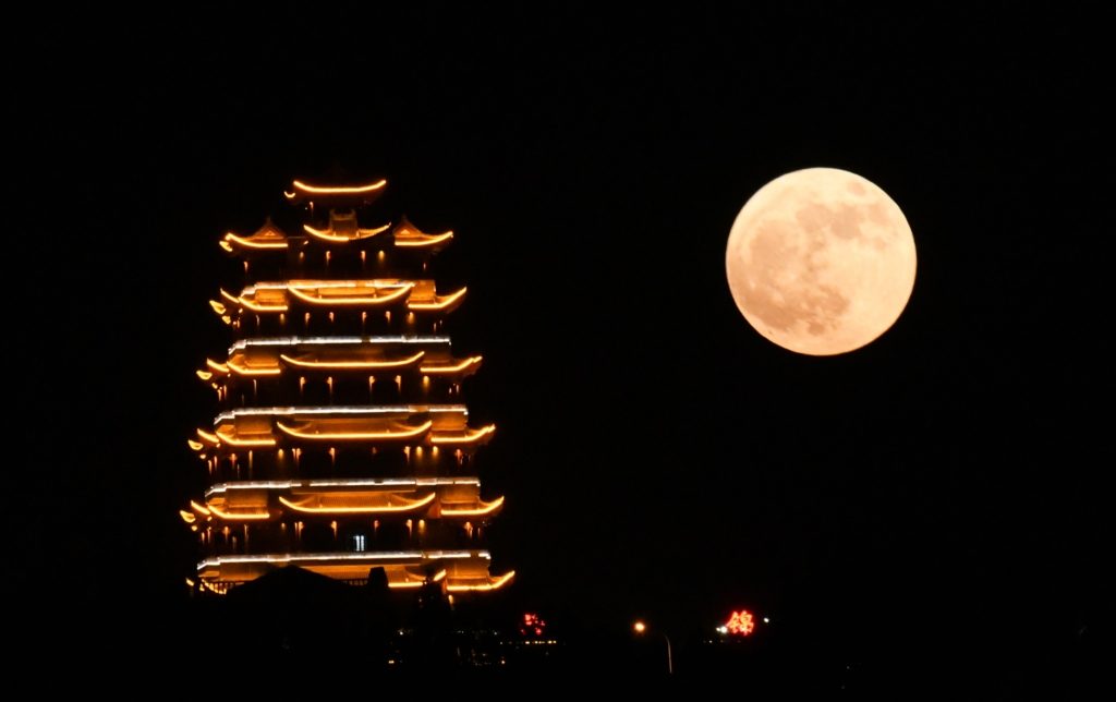 القمر العملاق حول العالم