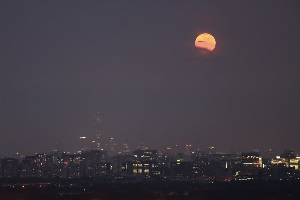 القمر العملاق حول العالم