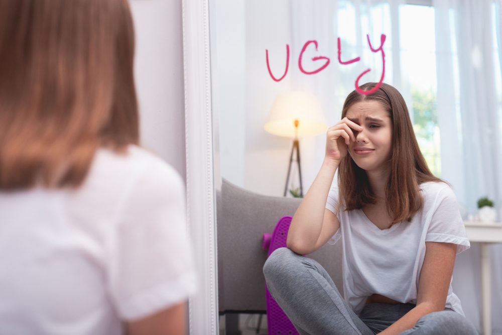 تضرر الصورة الذاتية وتقدير النفس يُعد أحد أسباب الإصابة بالاضطراب - ShutterStock