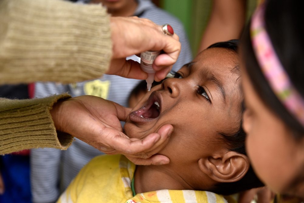 شديد العدوى ولا يصيب الصغار فقط.. ماذا تعرف عن شلل الأطفال!