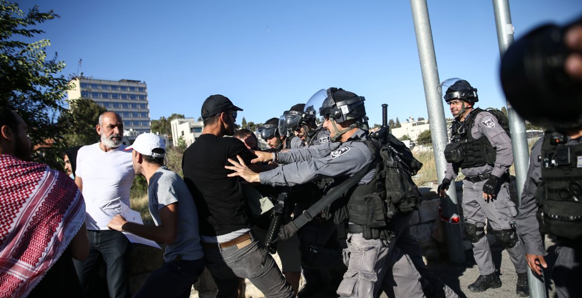 قوات إسرائيلية تقمع متظاهرين فلسطينيين / الأناضول