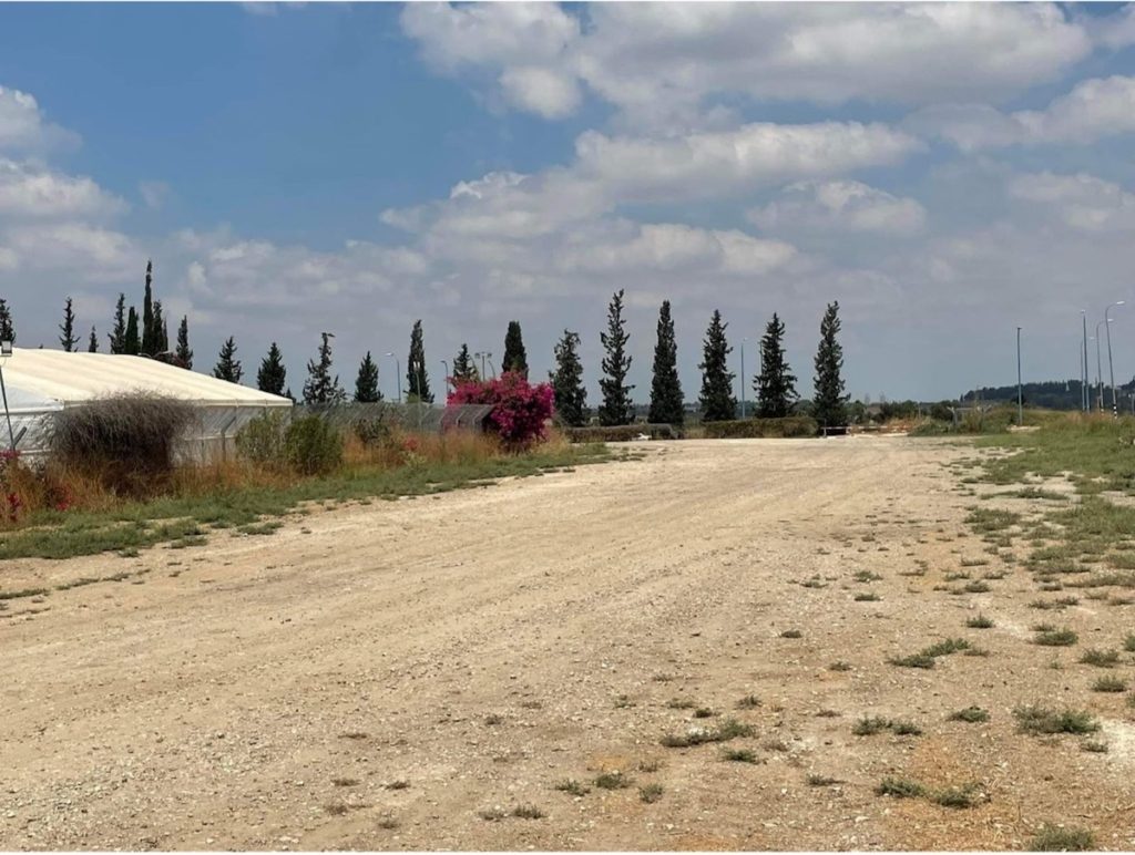تقع المقبرة الجماعية للجنود المصريين في الأرض الخالية الظاهرة في الصورة