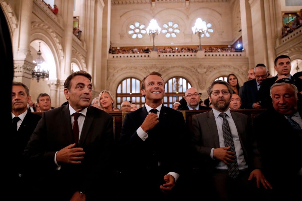 الحاخام الفرنسي على يسار الرئيس الفرنسي إيمانويل ماكرون خلال احتفالية ليهود فرنسا \ Getty images