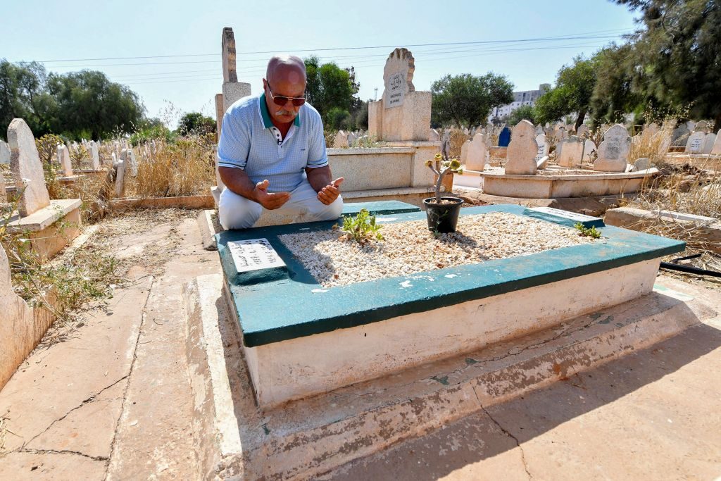 بوعلام بن حوى في زيارة لقبر الراحل شاب حسني / Getty images
