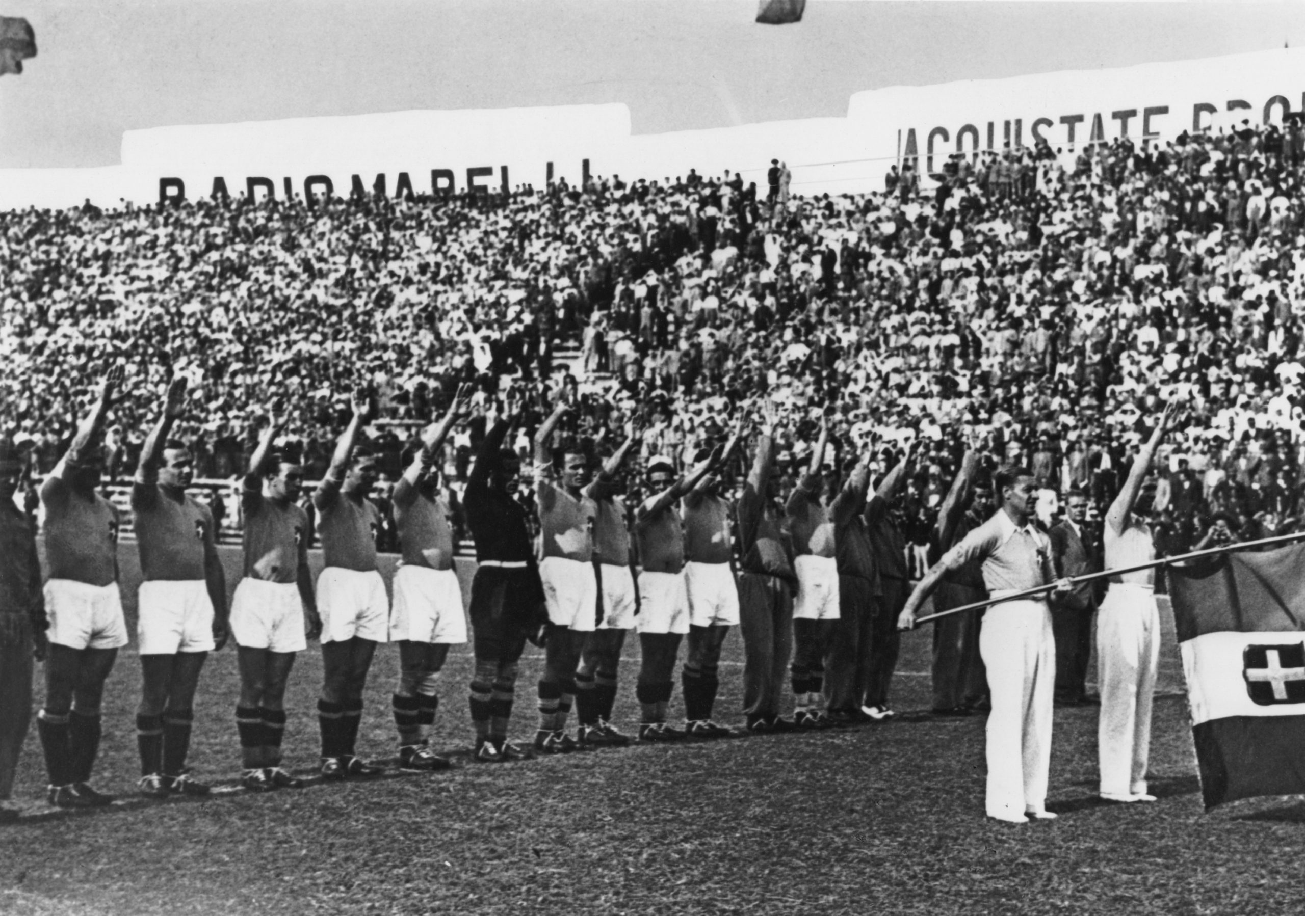 Getty Images/ المنتخب الإيطالي يؤدي التحية الفاشية