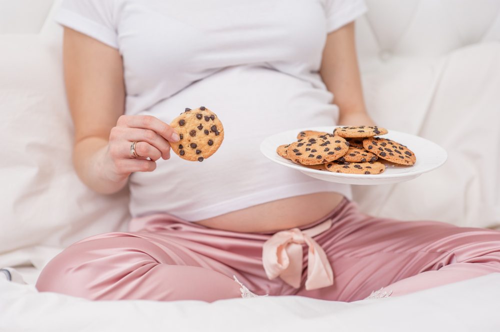 ماذا يعني اشتهاء الحامض والحلو أثناء الحمل؟ وهل لذلك علاقة بمعرفة جنس الجنين؟